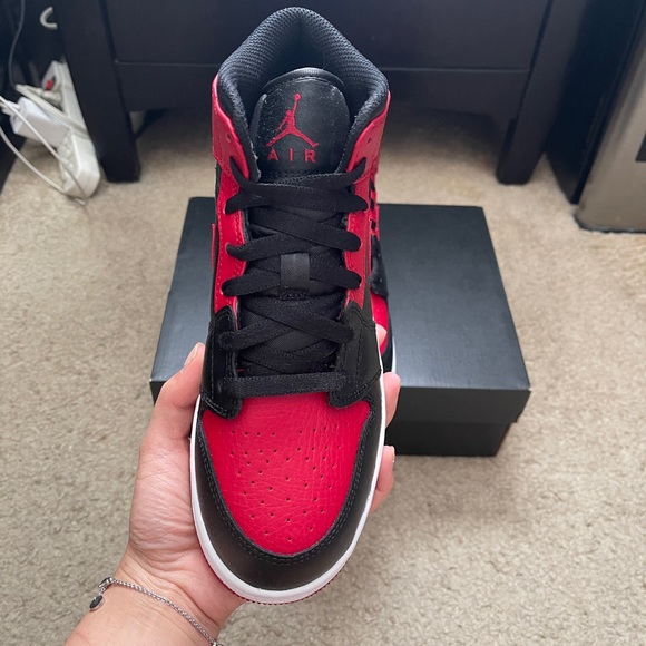 New Jordan 1 Mid - Picture 2 of 7